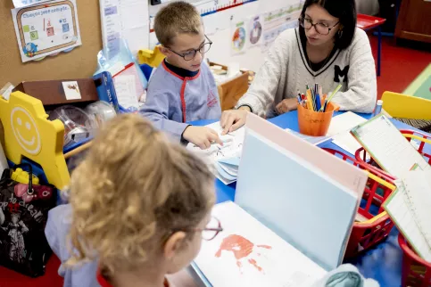 Des élèves participent à un atelier dessin avec une animatrice.