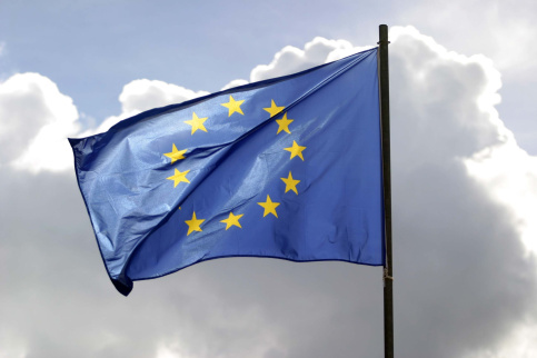 drapeau européen, bleu avec 12 étoiles jaunes en rond