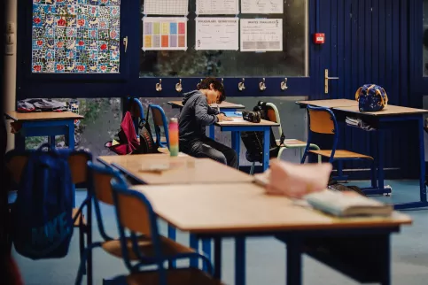 Un élève dans une salle de classe