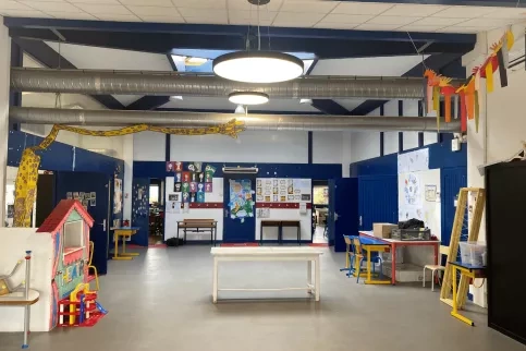 Hall d'école avec des dessins d'enfants