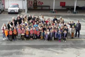 une foule d'élèves dans une cour d'école
