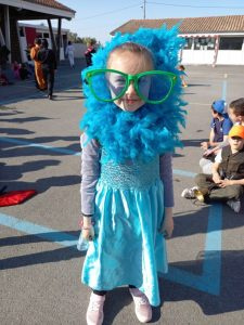 petite fille déguisée en princesse