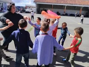 des enfants jouent dans une cour d'école