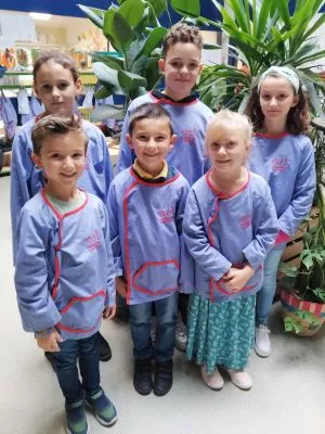 des élèves en blouse d'écoliers