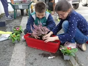 des enfants jardinent