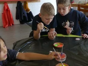 des enfants font de la peinture