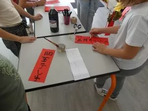 des enfants s'entrainent à écrire