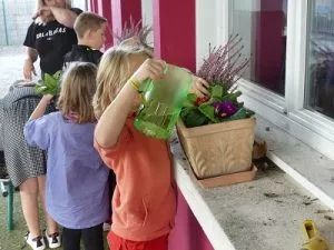 des enfants jardinent