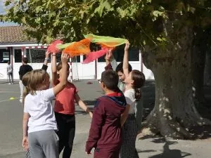 des enfants jouent dans une cour d'école
