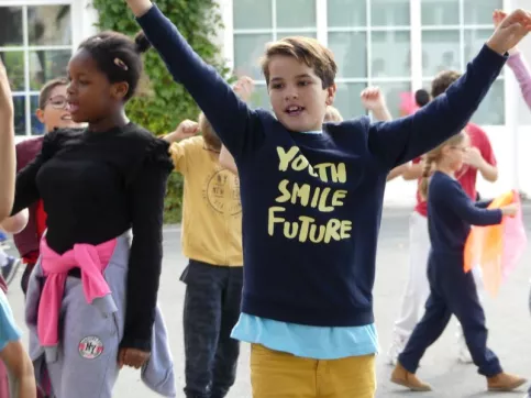 un petit graçon souriant à l'école