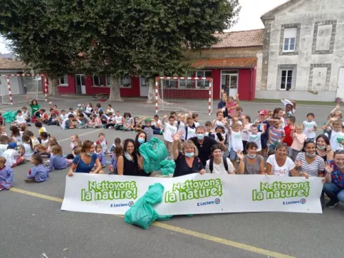 élèves dans une court d'école