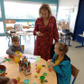 deux élèves dans une salle de classe avec leur professeure