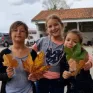 3 petites filles avec des feuilles d'automne dans les mains