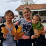 3 petites filles avec des feuilles d'automne dans les mains