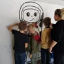 des enfants dessinent sur un mur