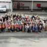 une foule d'élèves dans une cour d'école