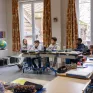 Des élèves en classe d'ULIS sont assis en classe et écoutent l'enseignante parler.